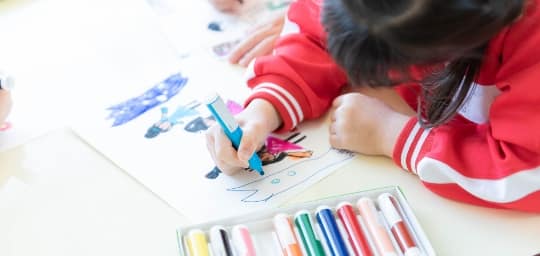 専任の先生と一緒に楽しみながら学ぶ!